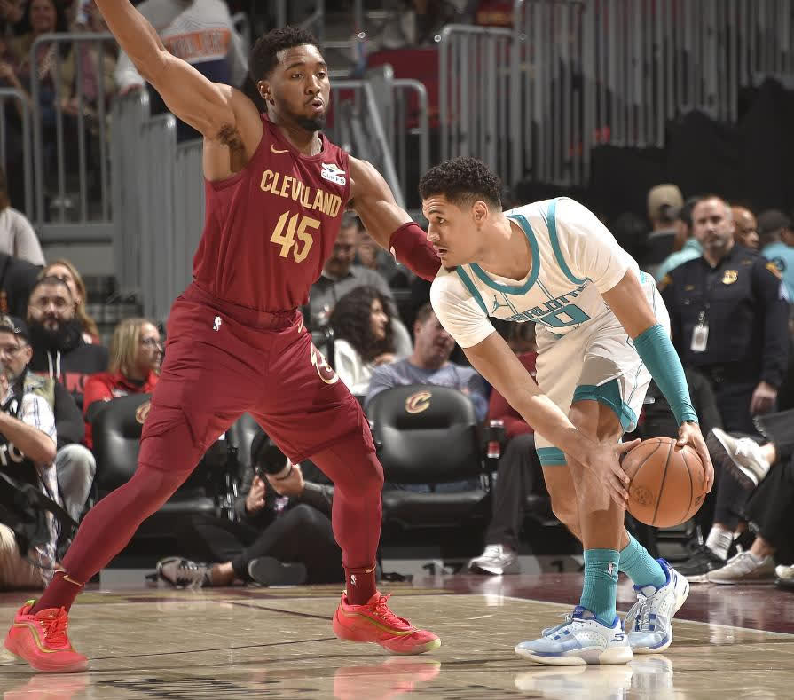 NBA球员伤愈复出，重返球场全力拼搏的简单介绍