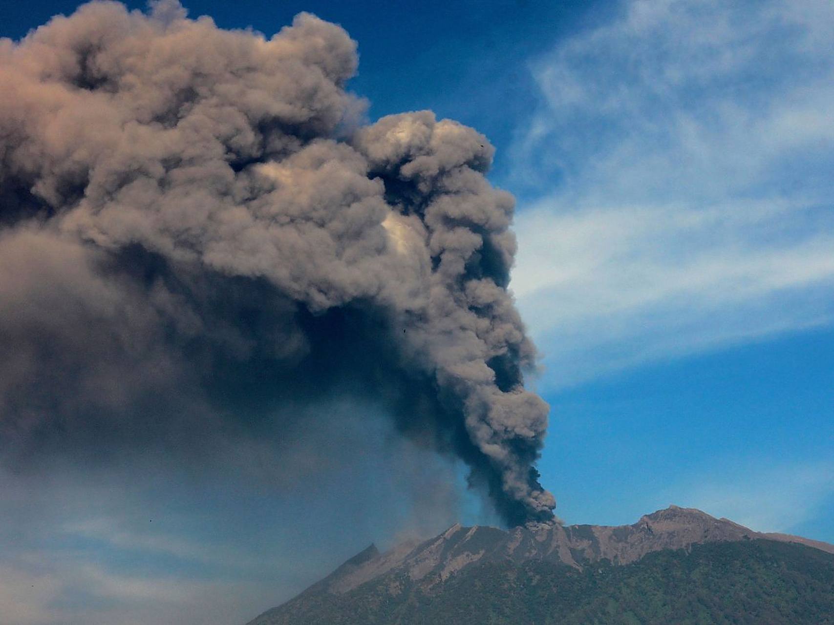 开云APP-关于肯尼亚火山继续喷发，燃情大战的信息