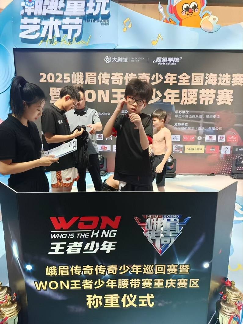 包含万众瞩目！球场擂台逐鹿，决出胜者的词条