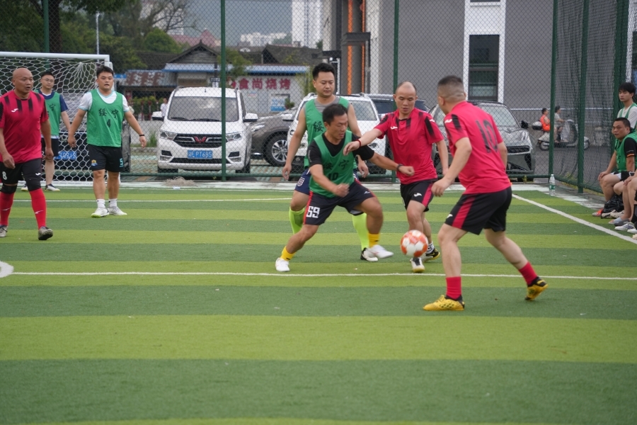 关于足球赛事火热开赛刺激激情高涨的信息