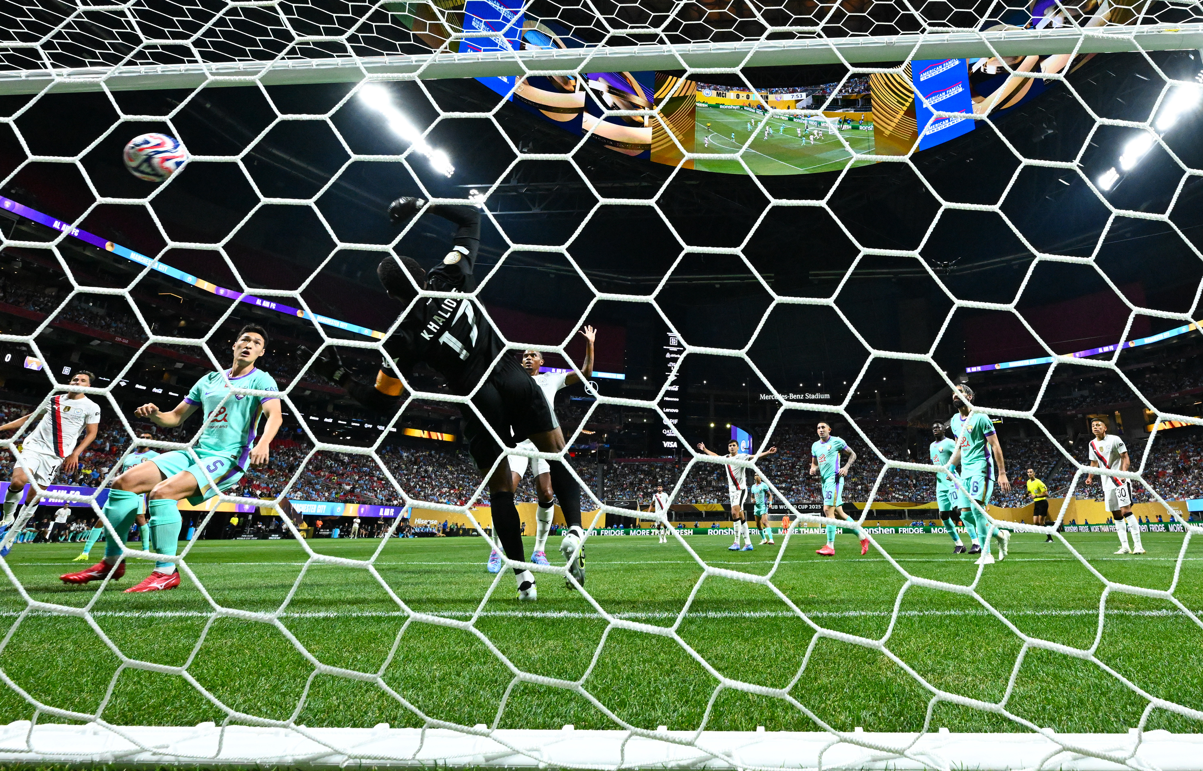 包含国际足球壮观比赛不容错过，战术变换引人关注的词条