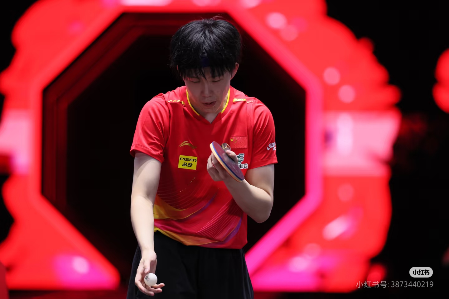 运动员迅速适应赛场氛围，获得头名