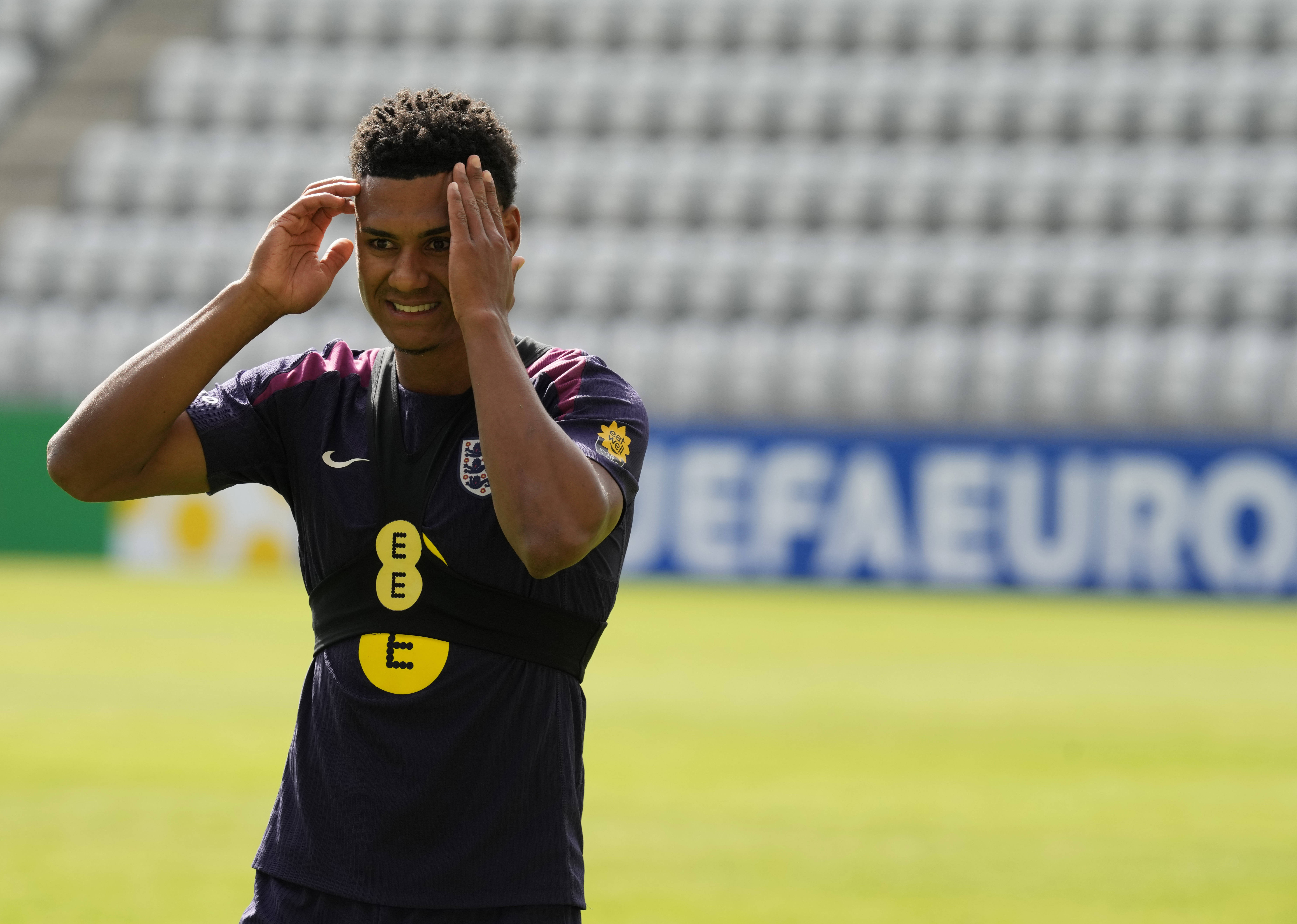 包含欧预赛赛事精彩回顾：英格兰惊险逆转获胜的词条