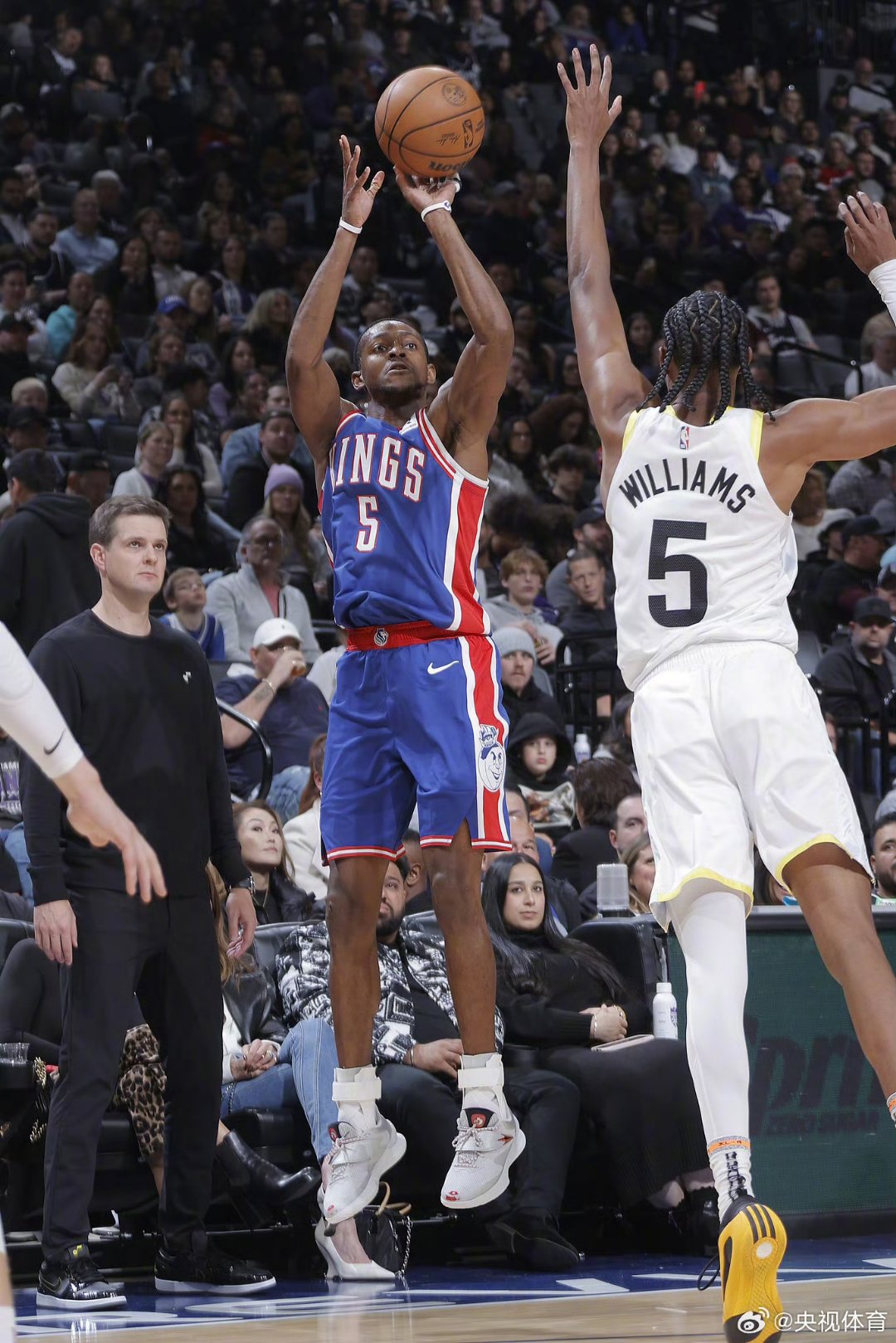 包含爵士险胜国王，易建联状态火热的词条